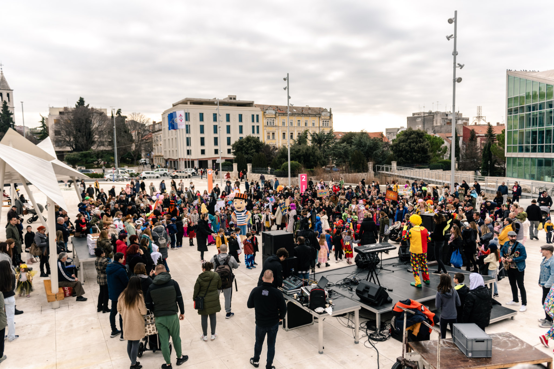 Maškare na Poljani: Đir preko grada pa svi na krafne!