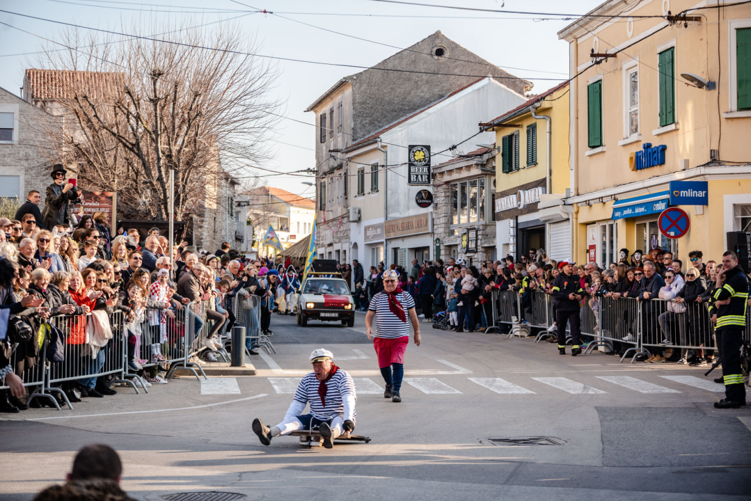 Murterini molili za predbračnu čistoću, u kokošinjcu izbila pobuna, a Let 3 napravio spektakl