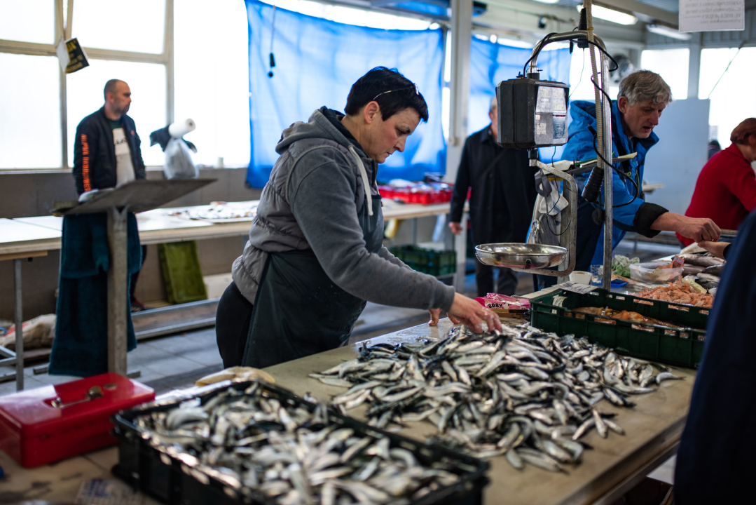 Jutros se na šibenskoj pijaci jasno vidjelo da je petak: Peškarija puna, na zelenom dijelu pustoš 