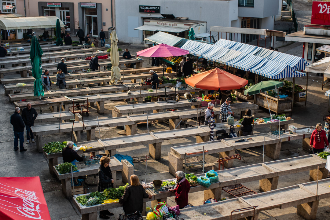 Jutros se na šibenskoj pijaci jasno vidjelo da je petak: Peškarija puna, na zelenom dijelu pustoš 