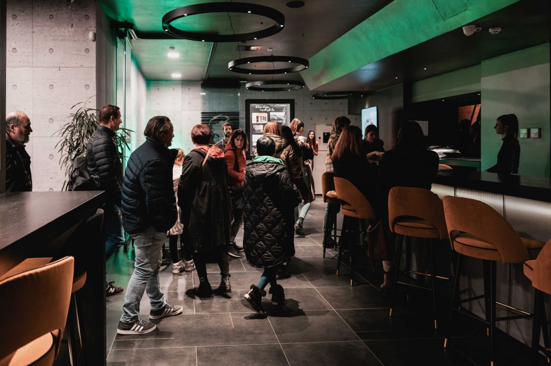 Neverbalna fantazija u Arsenu u maniri novog cirkusa: Usamljena žena protiv masovnog zla