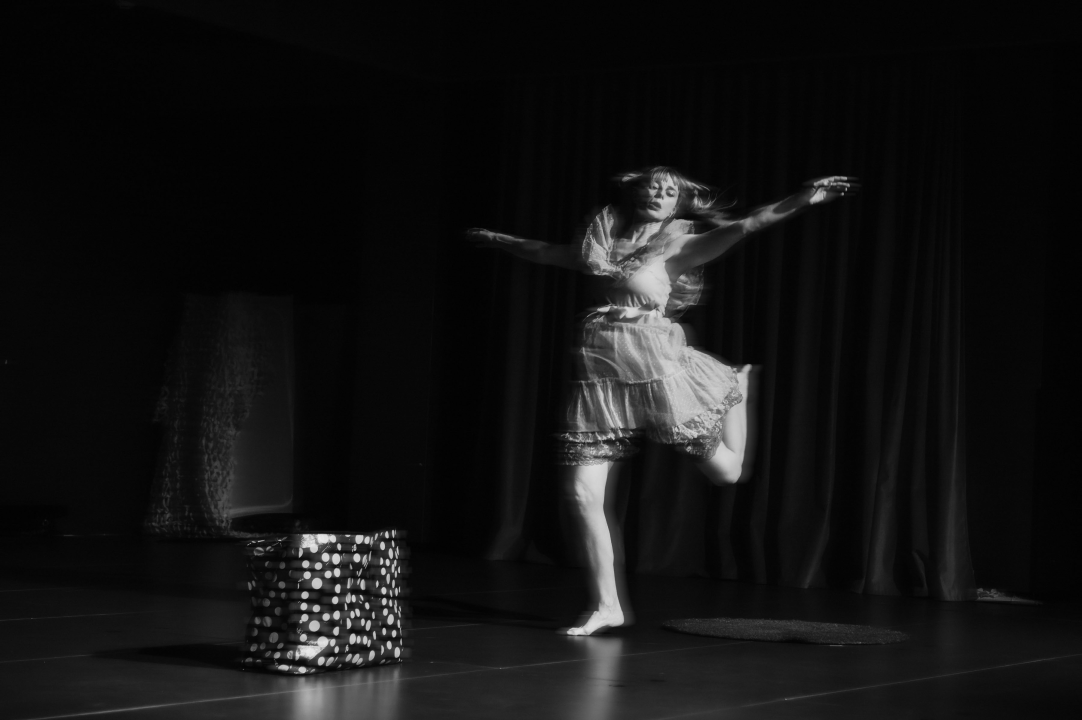 Neverbalna fantazija u Arsenu u maniri novog cirkusa: Usamljena žena protiv masovnog zla