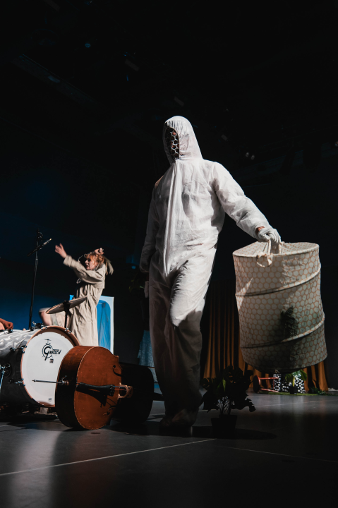 Neverbalna fantazija u Arsenu u maniri novog cirkusa: Usamljena žena protiv masovnog zla