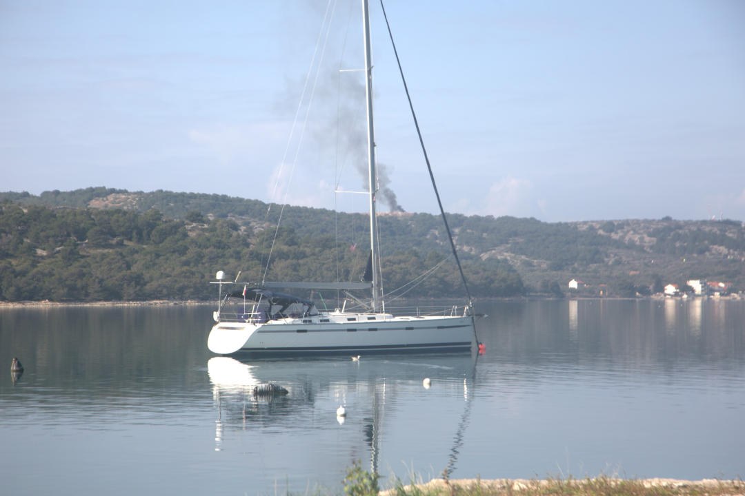 Nastavljeno spaljivanje smeća na Hripama na Murteru: Gore tamo i instalacije i maske s popularnih 'baka'