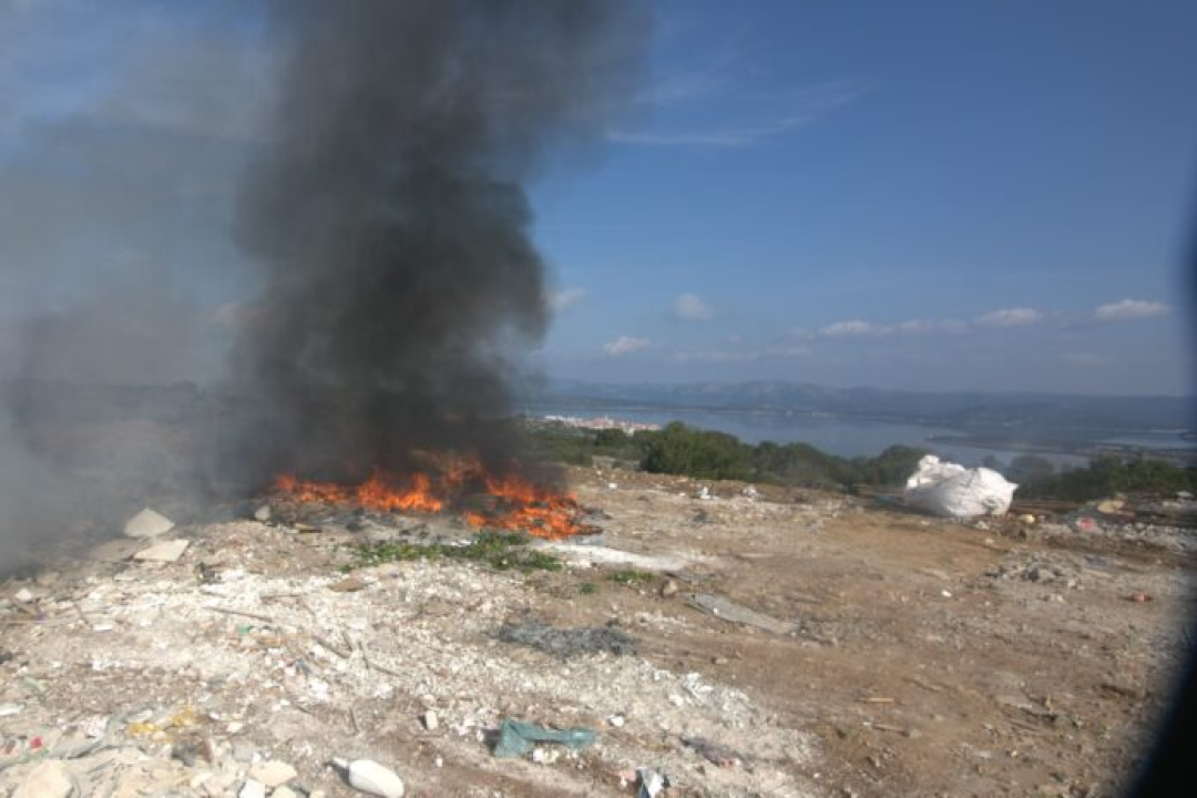 Nastavljeno spaljivanje smeća na Hripama na Murteru: Gore tamo i instalacije i maske s popularnih 'baka'