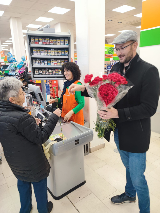 Članovi SDP-a Šibensko-kninske županije danas su tradicionalno dijelili karanfile širom županije 