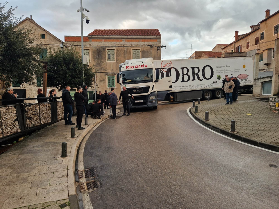 Izvučen šleper iz Težačke ulice: Nije puno okupljenih vjerovalo da se to uopće može