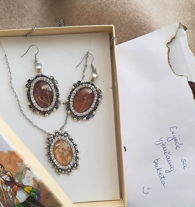 Šibenčanka Antonela izrađuje poseban nakit: 'Cvijeće uvene, ovako vječno živi u ogrlici'