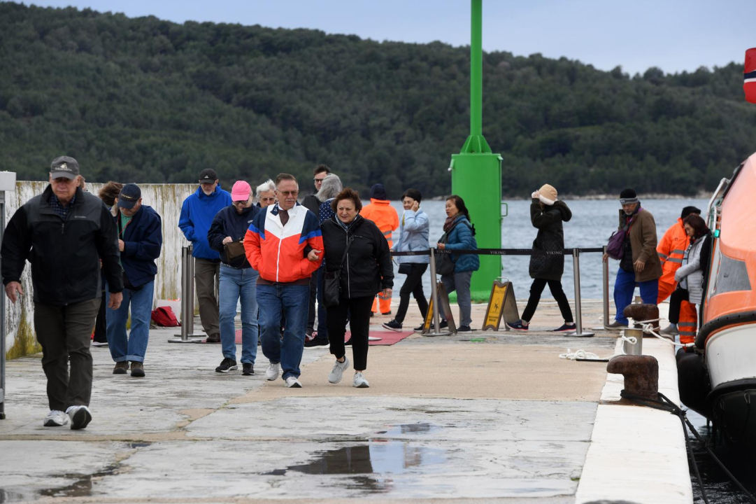 Stigao prvi ovogodišnji kruzer: Nije uspio doći do Šibenika, usidrio se kod Zablaća