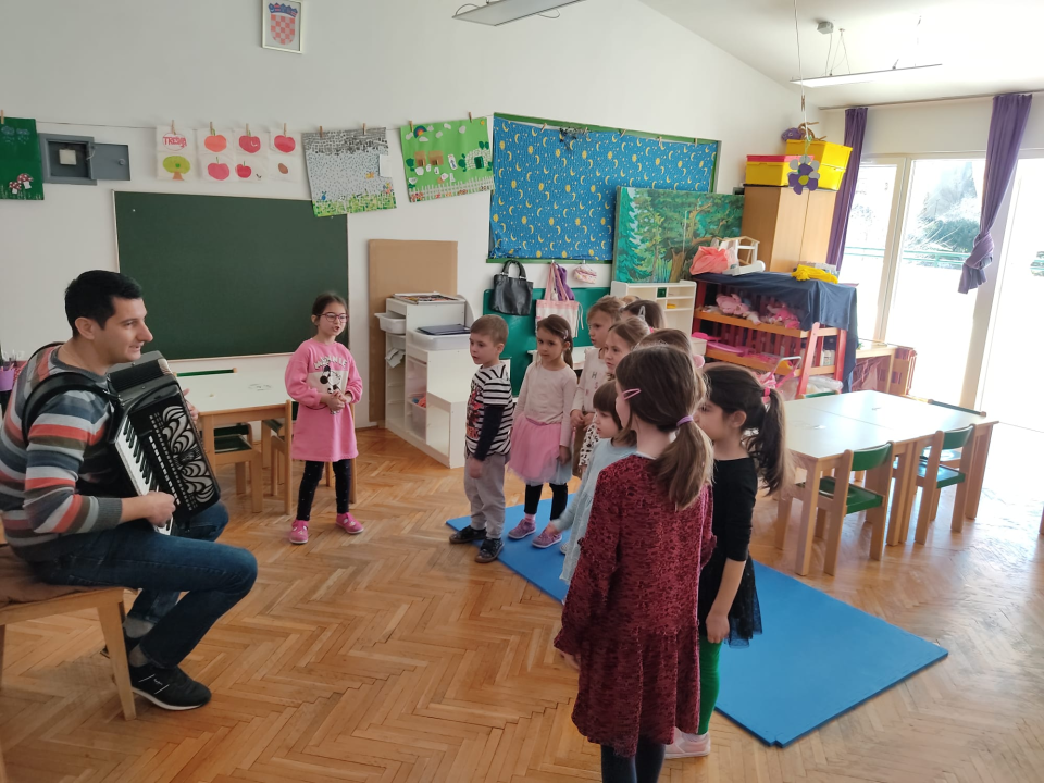 Tate iz dječjeg vrtića 'Šibenska maslina' cijeli tjedan djeci predstavljali svoje poslove 