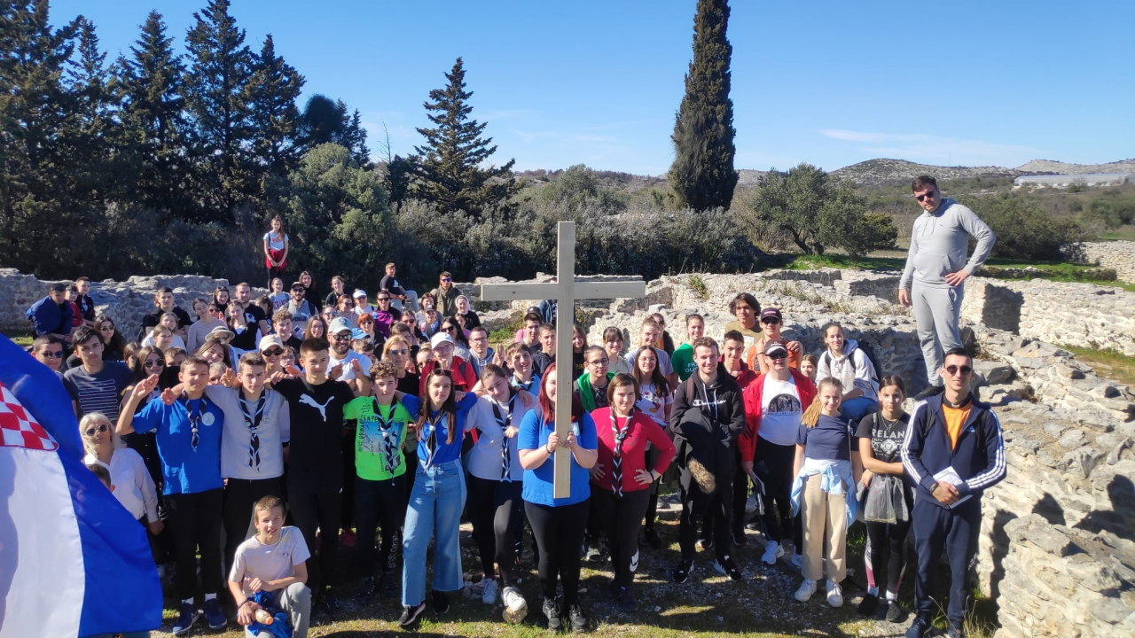 Križni put mladih Šibenske biskupije od katedrale do Okita