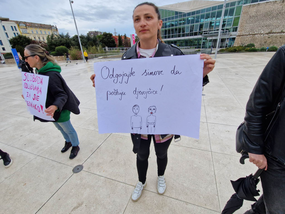 Kontraprosvjednici držali transparent 'Sloboda narodu', molitelji se pojačali 'vodičkim umjetnikom' Matešom 