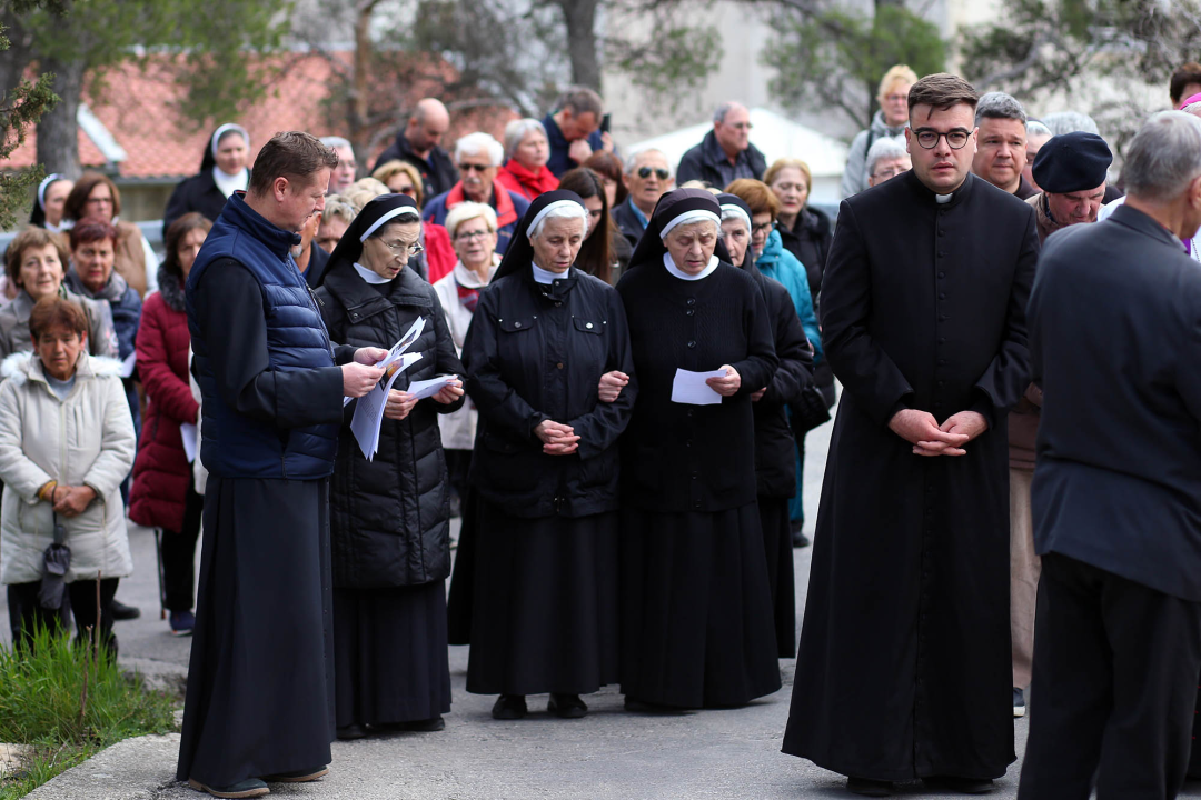 Održan Križni put za vjernike Šibenske biskupije
