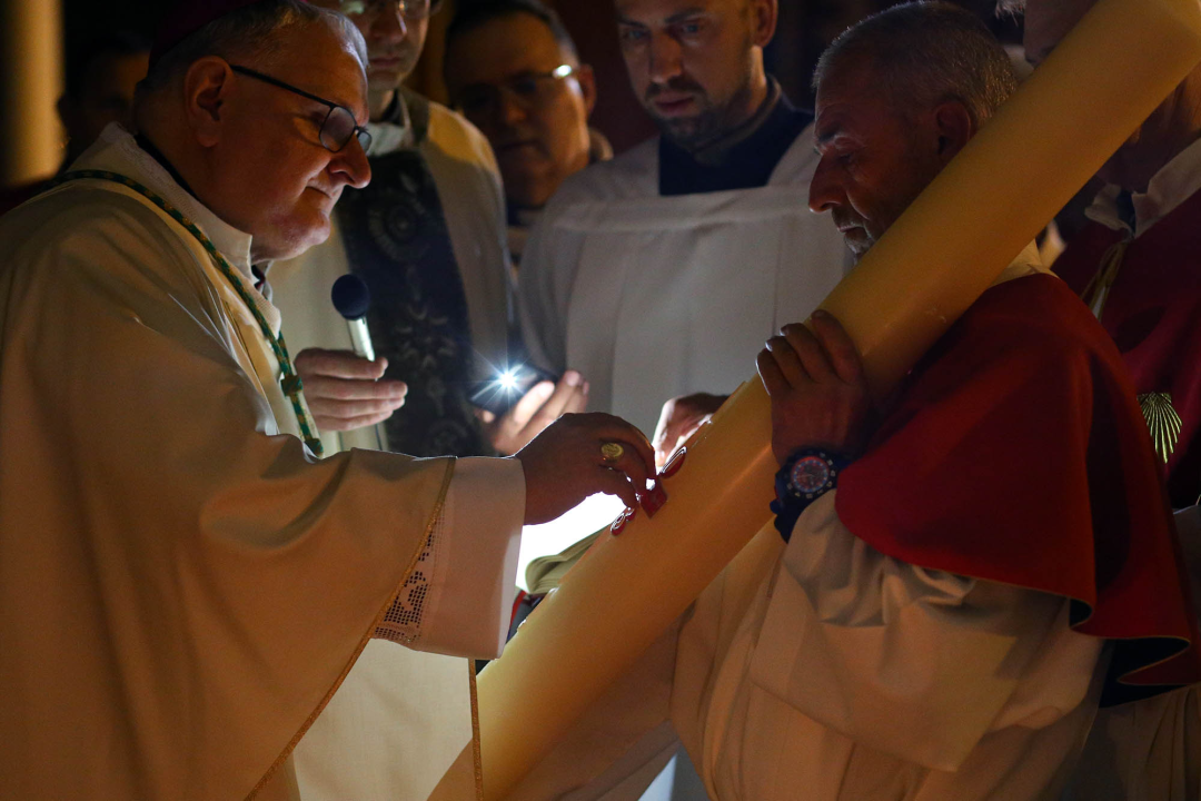 Biskup predvodio vazmeno bdijenje, četiri para vjenčana