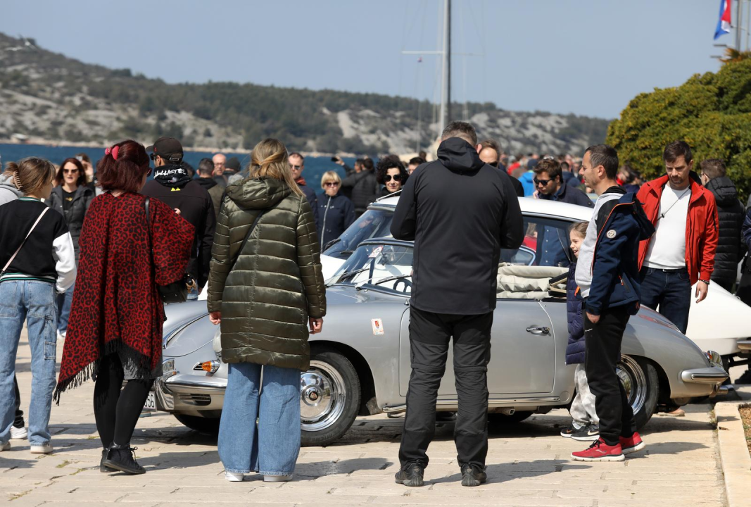Riva puna oldtimera oduševila Šibenčane