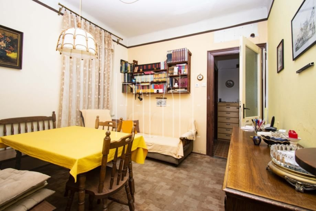 Prodaje se prostrani stan na jedinstvenoj lokaciji u centru Šibenika!