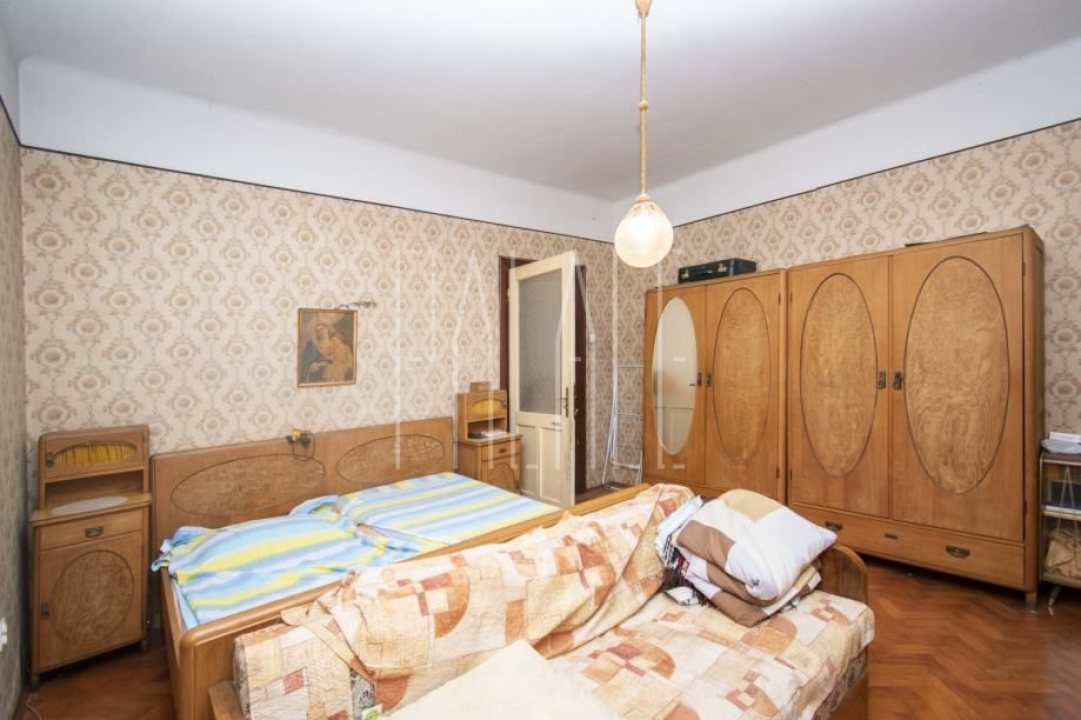 Prodaje se prostrani stan na jedinstvenoj lokaciji u centru Šibenika!