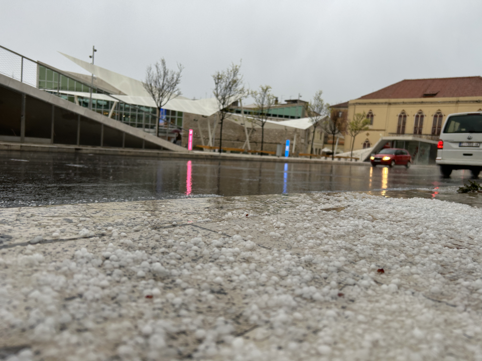 Krupa iznenadila Šibenčane, mokri se skrivali po trgovinama