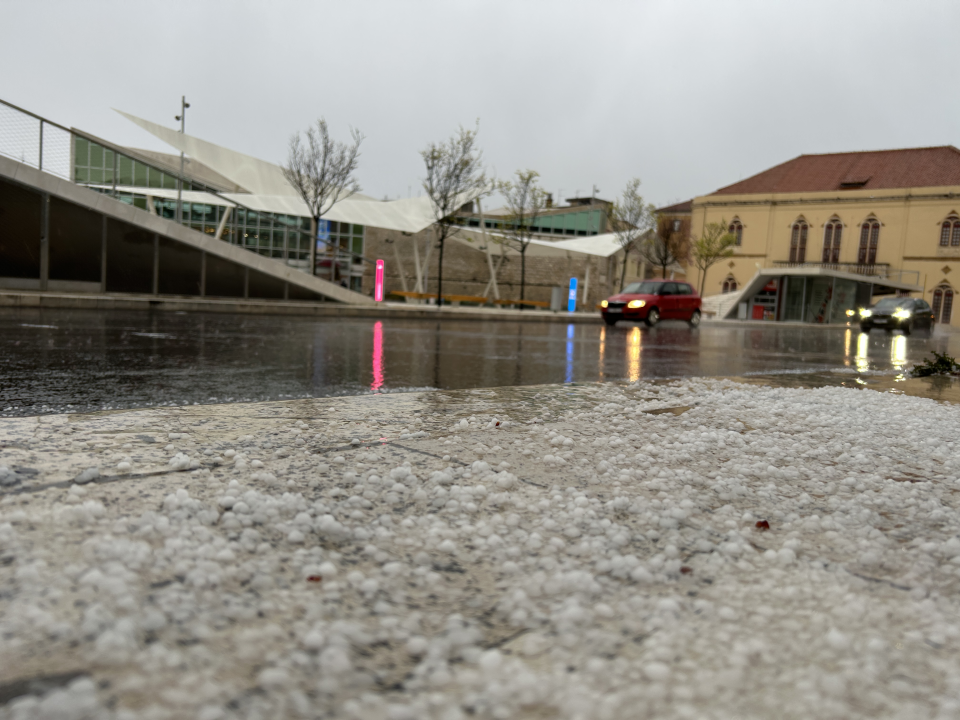 Krupa iznenadila Šibenčane, mokri se skrivali po trgovinama