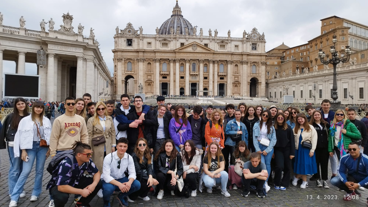 Šibenski gimnazijalci na izletu u Italiji: Obišli Rim, Napulj, Pompeje, Pisu...
