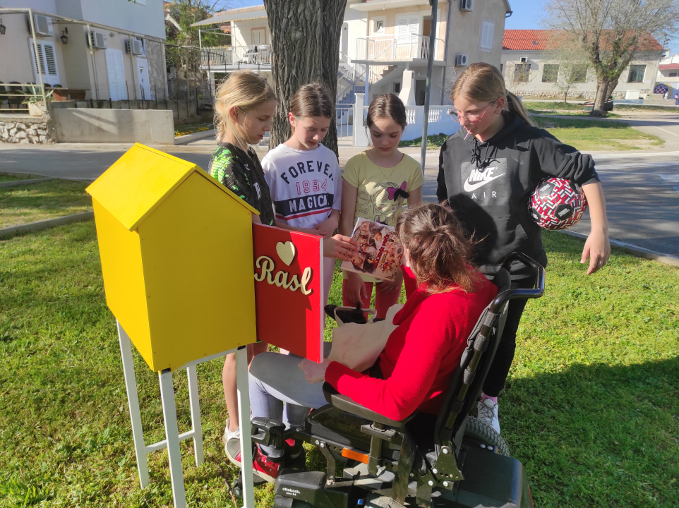 Vrijedne ruke ekipe šibenske udruge Aurora izradile kućicu za knjige  