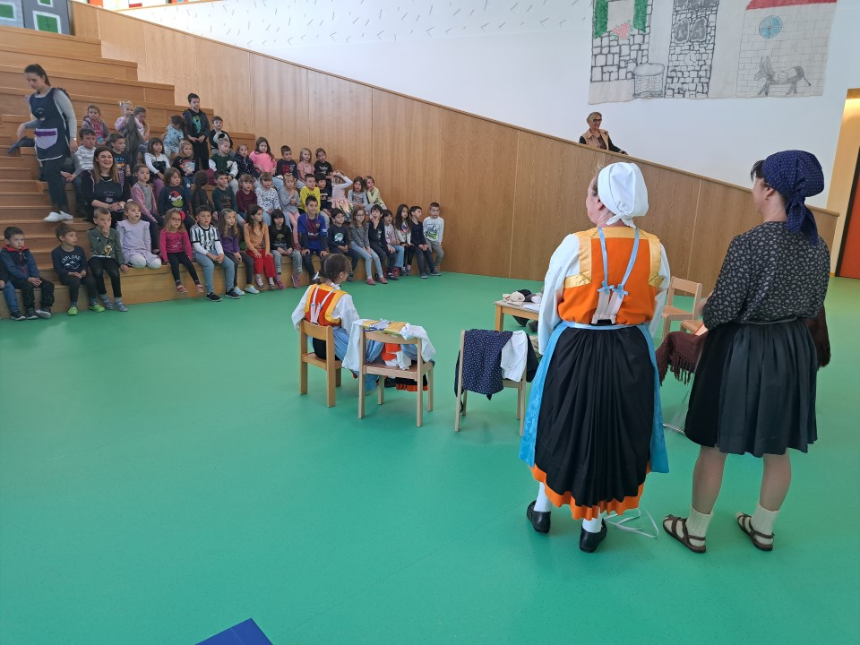 Vodički mališani učili o starim običajima: Igralo se na laštik, ali i ponovila vodiška abeceda