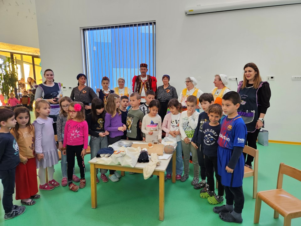 Vodički mališani učili o starim običajima: Igralo se na laštik, ali i ponovila vodiška abeceda