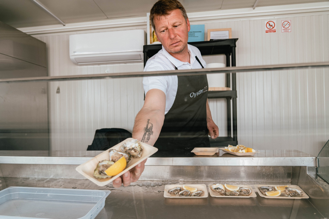 Uživajte u morskim delicijama kušaonice školjaka i vina Oyster22!