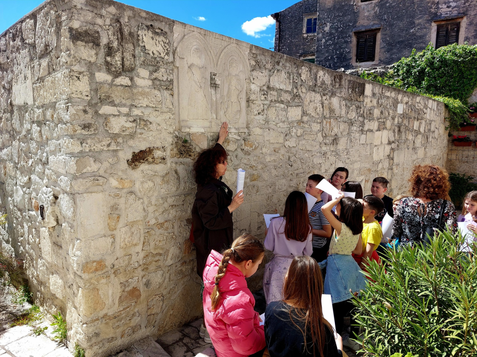 Učenici OŠ Fausta Vrančića u edukativnoj šetnji kroz Šibenik