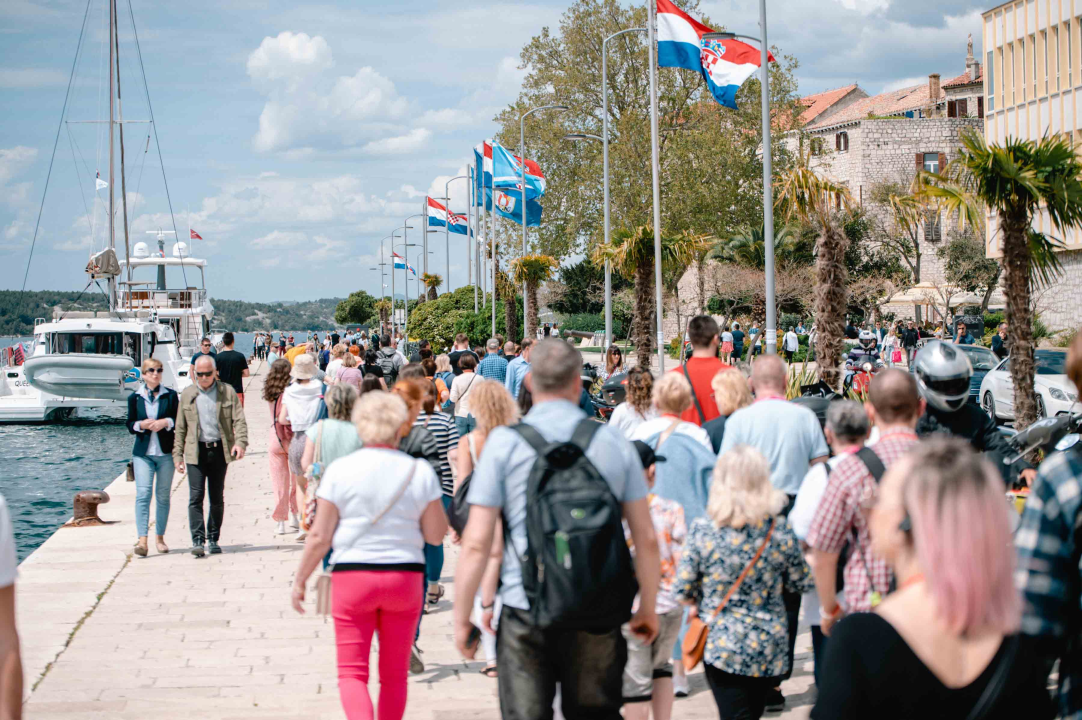 Produženi vikend napunio grad: Na štekatima su domaći, na ulicama turisti!