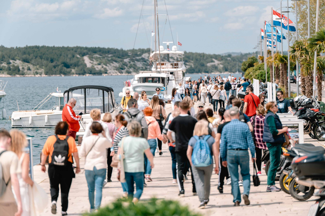 Produženi vikend napunio grad: Na štekatima su domaći, na ulicama turisti!