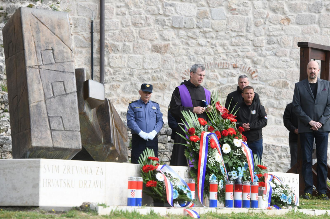 Polaganjem vijenaca na Kninskoj tvrđavi obilježena 32. obljetnica napada na Potkonje i Vrpolje   