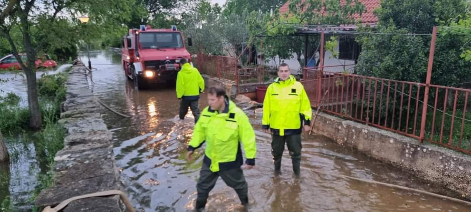 Poplava u naselju Torbice, zapovjednik Dukić: 'Probili smo kanal i postavili zečje nasipe ispred vrata kuća'
