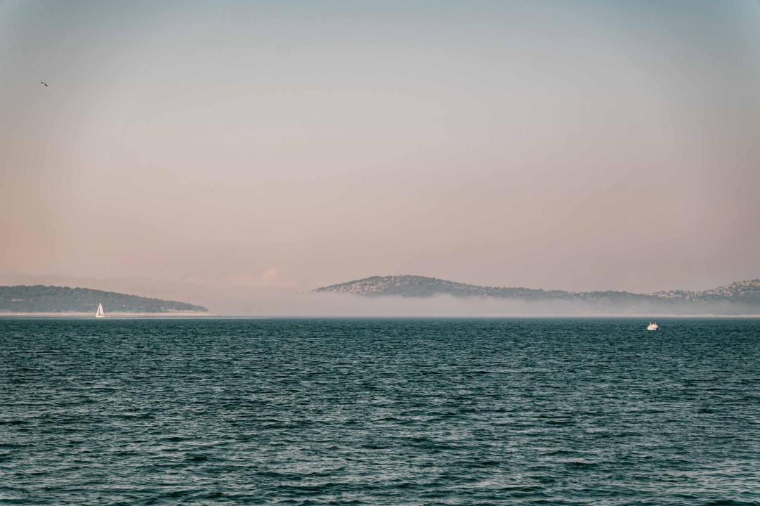 Nestvarni prizori s Tijata: Obonjan i Zmajan ‘lebde’ nad morem prekrivenim maglom