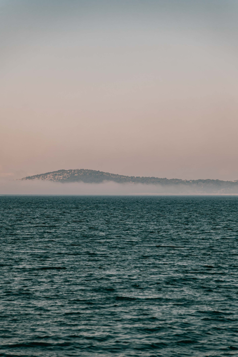 Nestvarni prizori s Tijata: Obonjan i Zmajan ‘lebde’ nad morem prekrivenim maglom