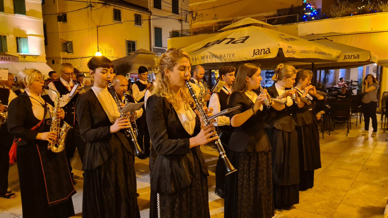 Šibenska narodna glazba nastupila ispred kazališta