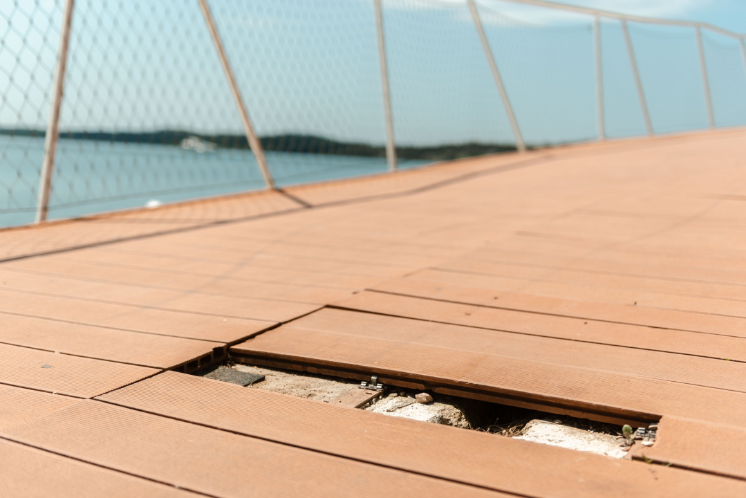 Polomljene daske i puknuta žica: Plaža Banj nije spremna za sezonu, iz Grada obećavaju da će za pet-šest dana sve ušminkati 