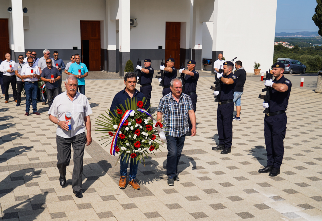 Na Kvanju položeni vijenci i zapaljene svijeće u povodu Dana Državnosti