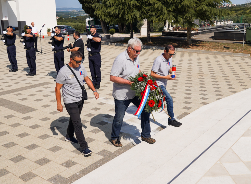 Na Kvanju položeni vijenci i zapaljene svijeće u povodu Dana Državnosti