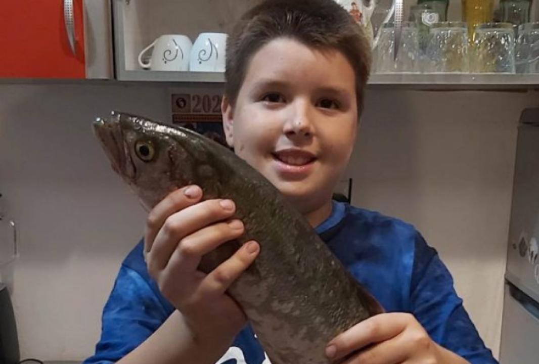 Marko Sablić (11) ulovio u Mandalini rijetku ribu strijelku tešku oko 2,5 kilograma