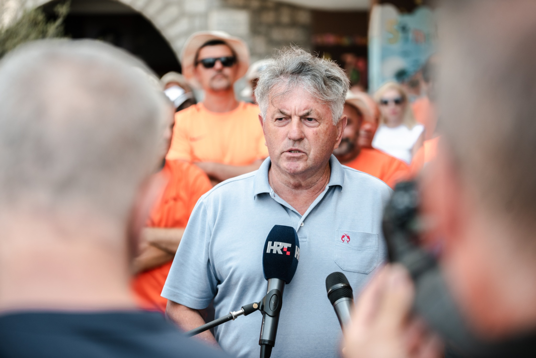 Štrajk radnika Cesta Šibenik preselio se županu pod prozor, on tvrdi: 'Iza svega stoji HDZ!'
