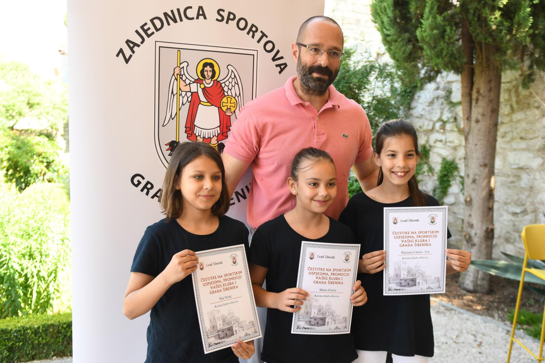 Druženje gradonačelnika i mladih, uspješnih šibenskih sportaša u vrtu Sv. Lovre