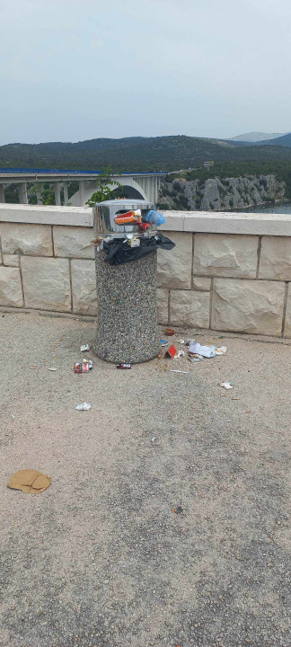 Uz prepune kante smeća, sa Šibenskog mosta pruža se prekrasna panorama Šibenika