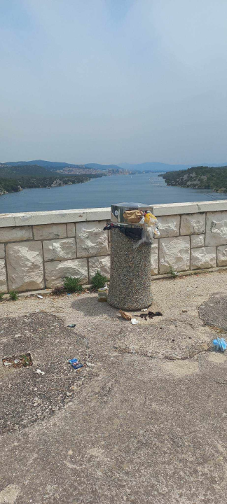 Uz prepune kante smeća, sa Šibenskog mosta pruža se prekrasna panorama Šibenika