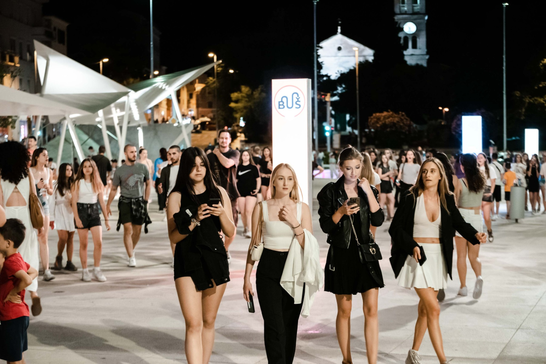 Šibenska noć napunila ulice ljudima koje je rasplesao bend Silente!