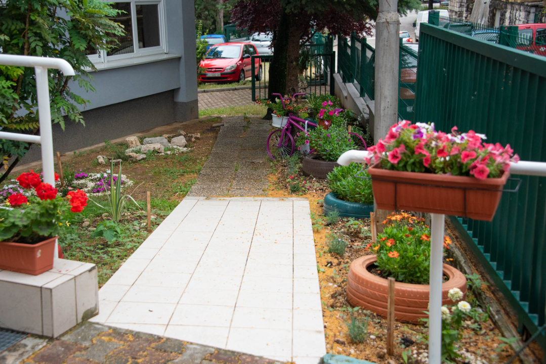 Druženje u Domu za starije i nemoćne Knin povodom uređenja okoliša  