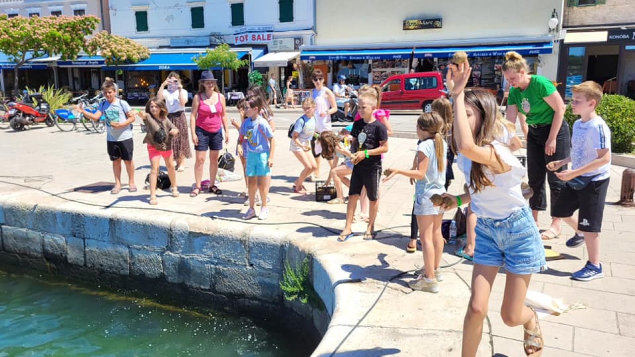 Šibenska djeca čistila i oplemenila more uz rivu: Na mulu Krke poletjelo na desetke eko-kuglica