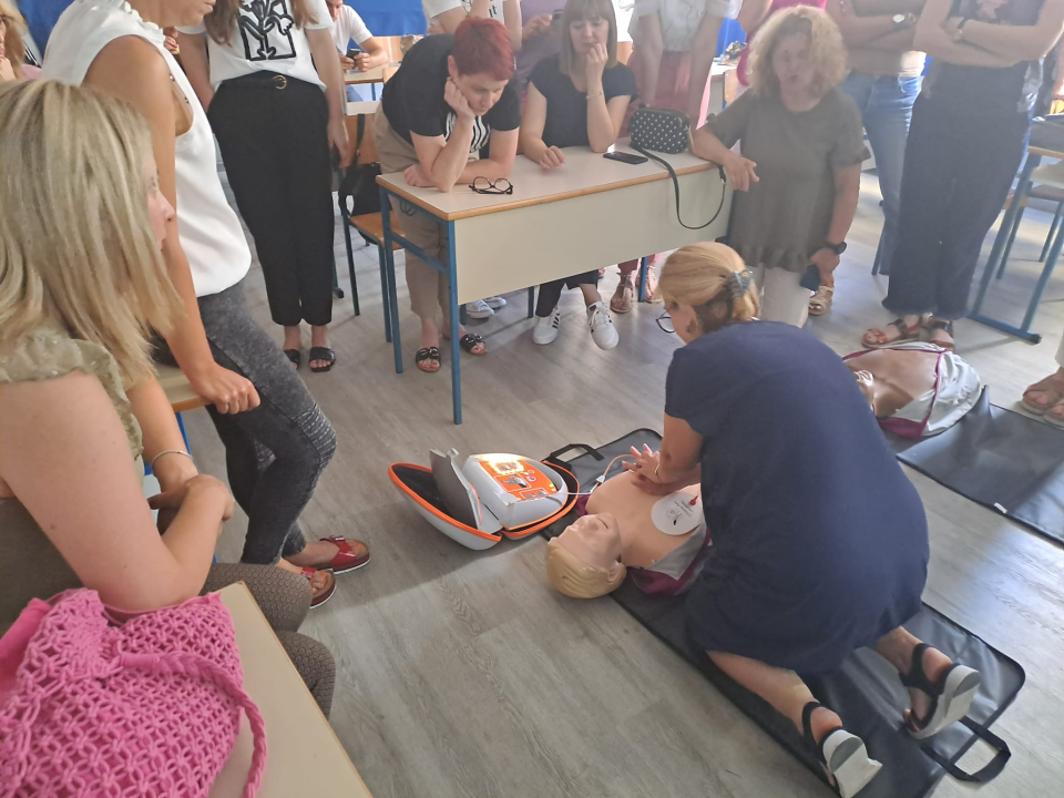 Crveni križ Vodice organizirao edukaciju iz prve pomoći za djelatnike osnovne škole