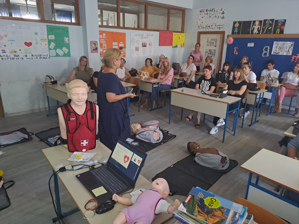 Crveni križ Vodice organizirao edukaciju iz prve pomoći za djelatnike osnovne škole