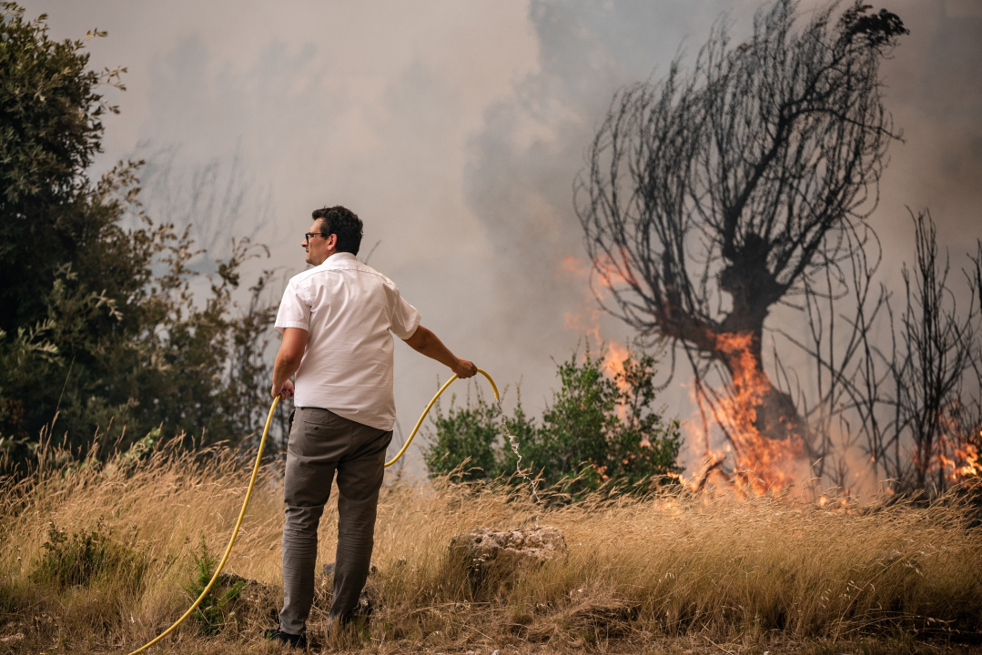 FOTOGALERIJA: Vatrogasci i stanovnici bore se s požarom u Grebaštici